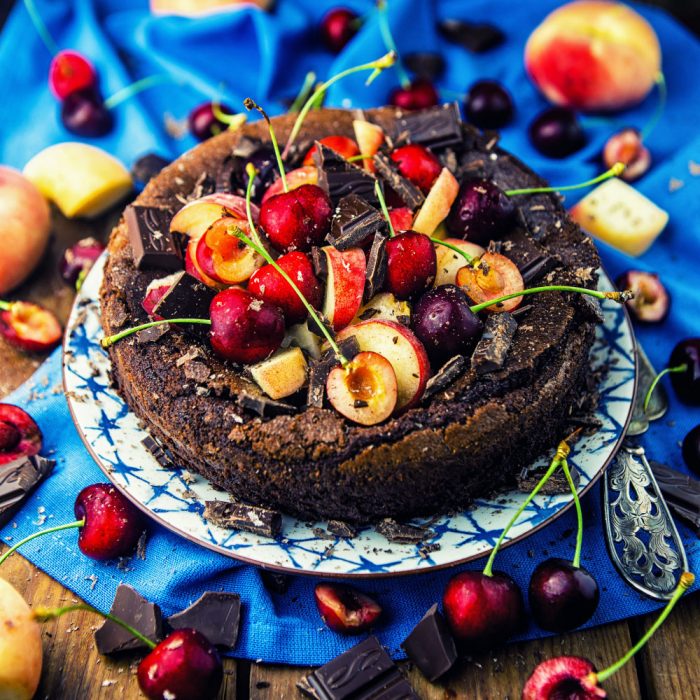 glutenfreier super saftiger schokoladenkuchen einfaches rezept ohne mehl mit frischen Früchten