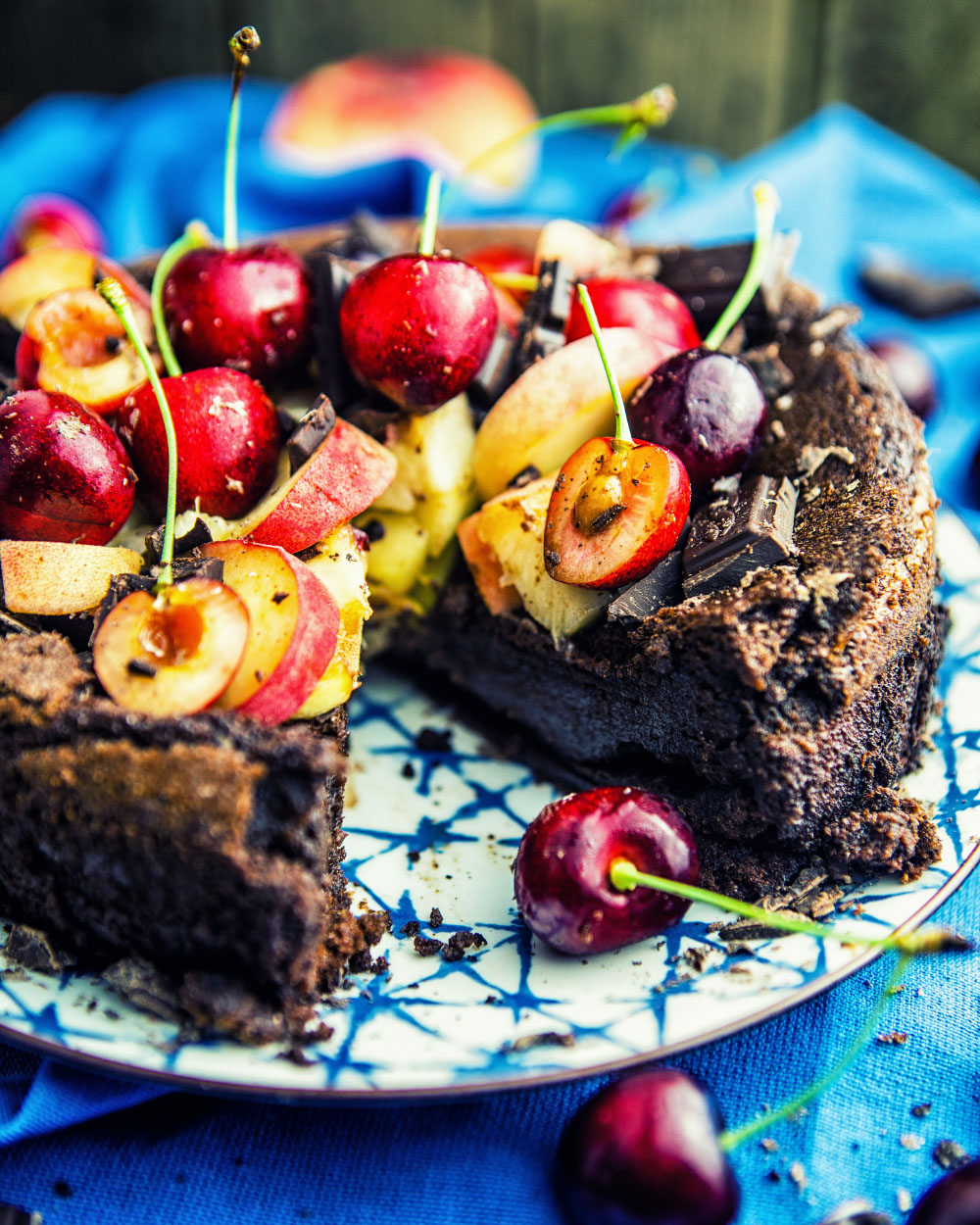 glutenfreier super saftiger schokoladenkuchen einfaches rezept ohne mehl mit frischen Früchten