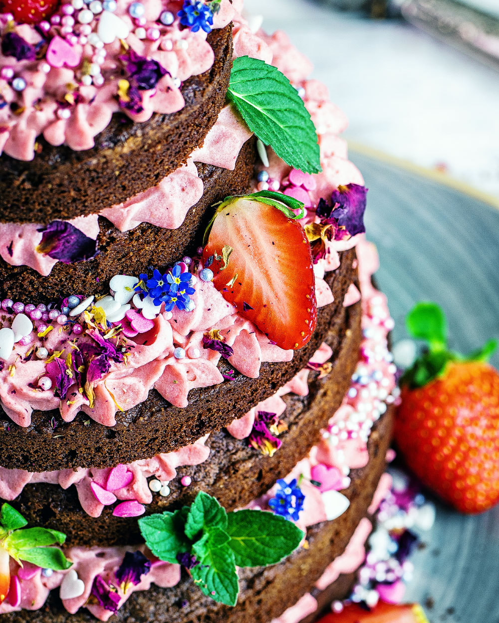 Erdbeer-Schokoladen-Naked-Cake-Torte einfaches Rezept für eindrucksvollen Geburtstagskuchen