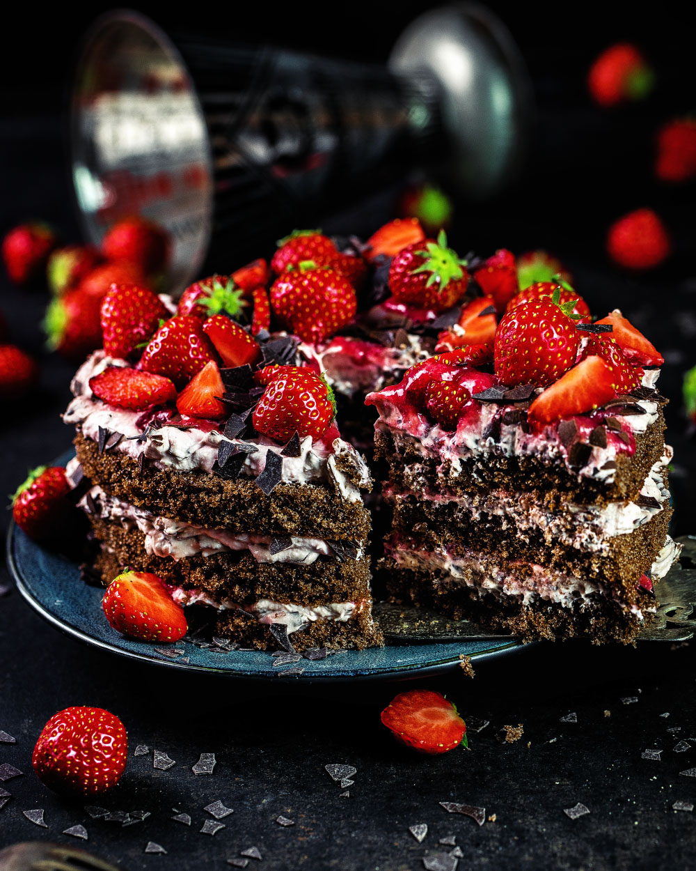 Kleiner Erdbeer-Stracciatella-Naked-Cake einfaches Rezept für köstliche Geburtstagstorte