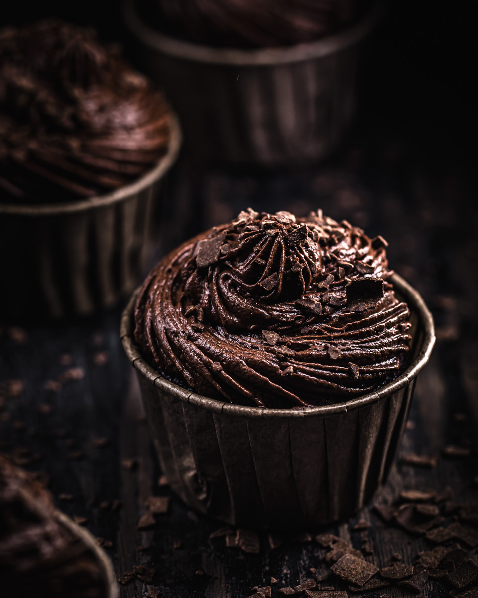 die besten chocolate cupcakes einfaches rezept buttercreme frischkaese heike herden