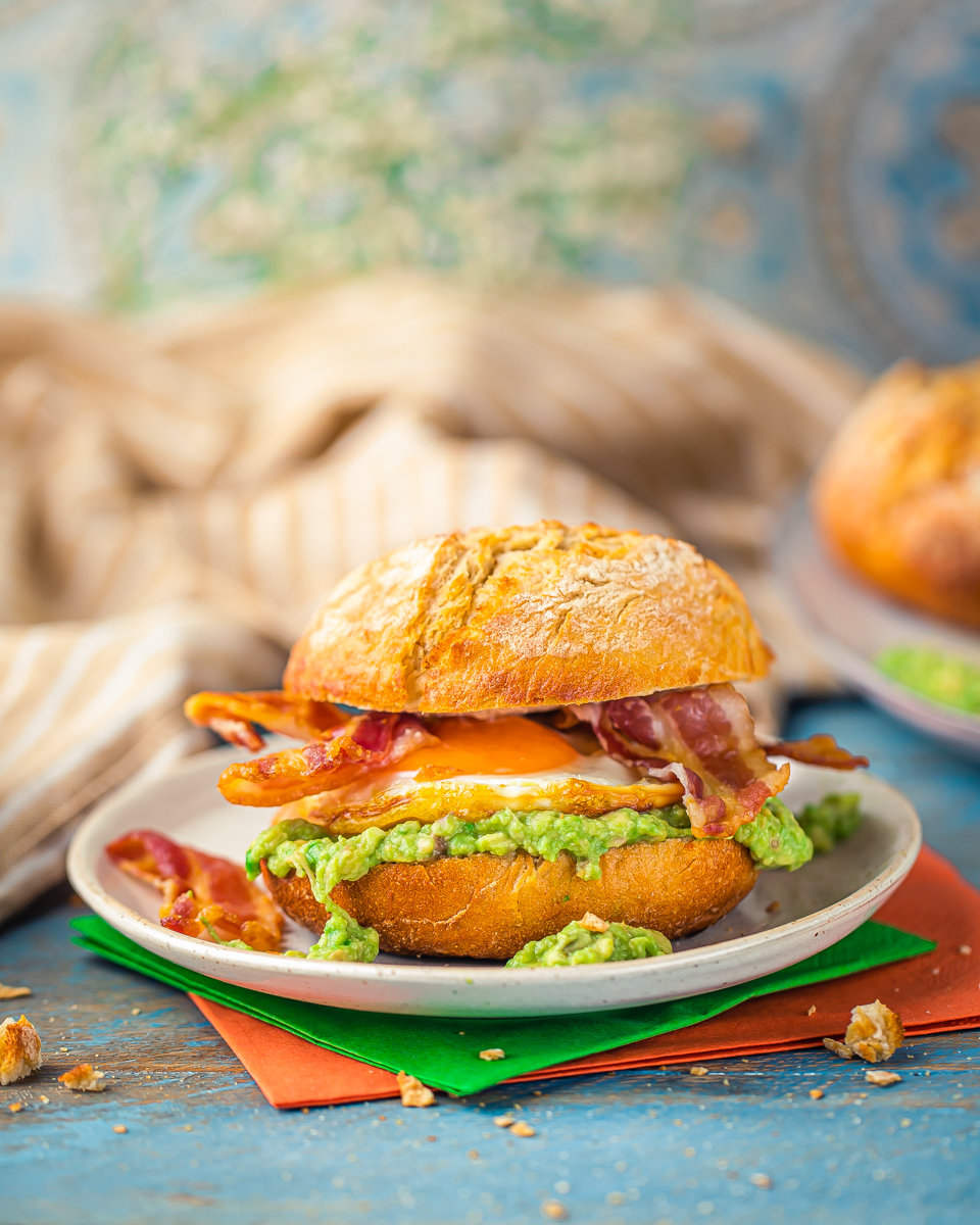 Frühstücks Burger Ei Bacon Speck Avocado-Creme einfaches Rezept Heike Herden