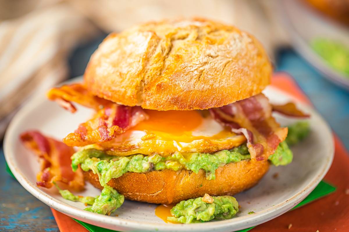 Frühstücks Burger Ei Bacon Speck Avocado-Creme einfaches Rezept Heike Herden