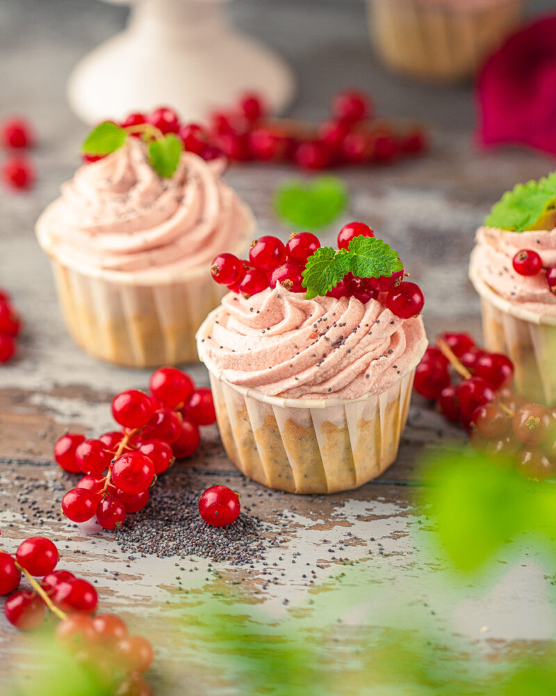 Johannisbeer-Mohn Cupcakes - Sommercupcakes süß einfach