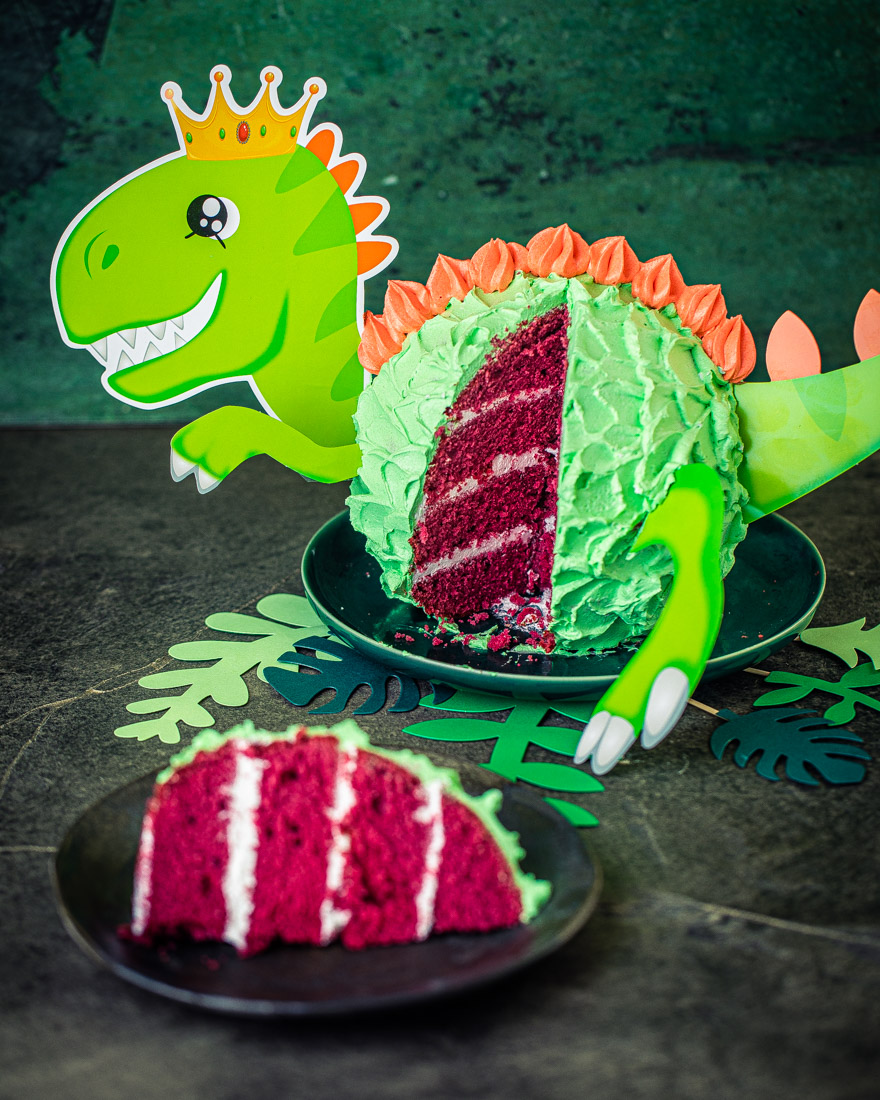 T-Rex Dinosaurier Torte für Jungs Jungen Kinder Kindergeburtstagstorte Redvelvet einfach backen backmischung heike herden