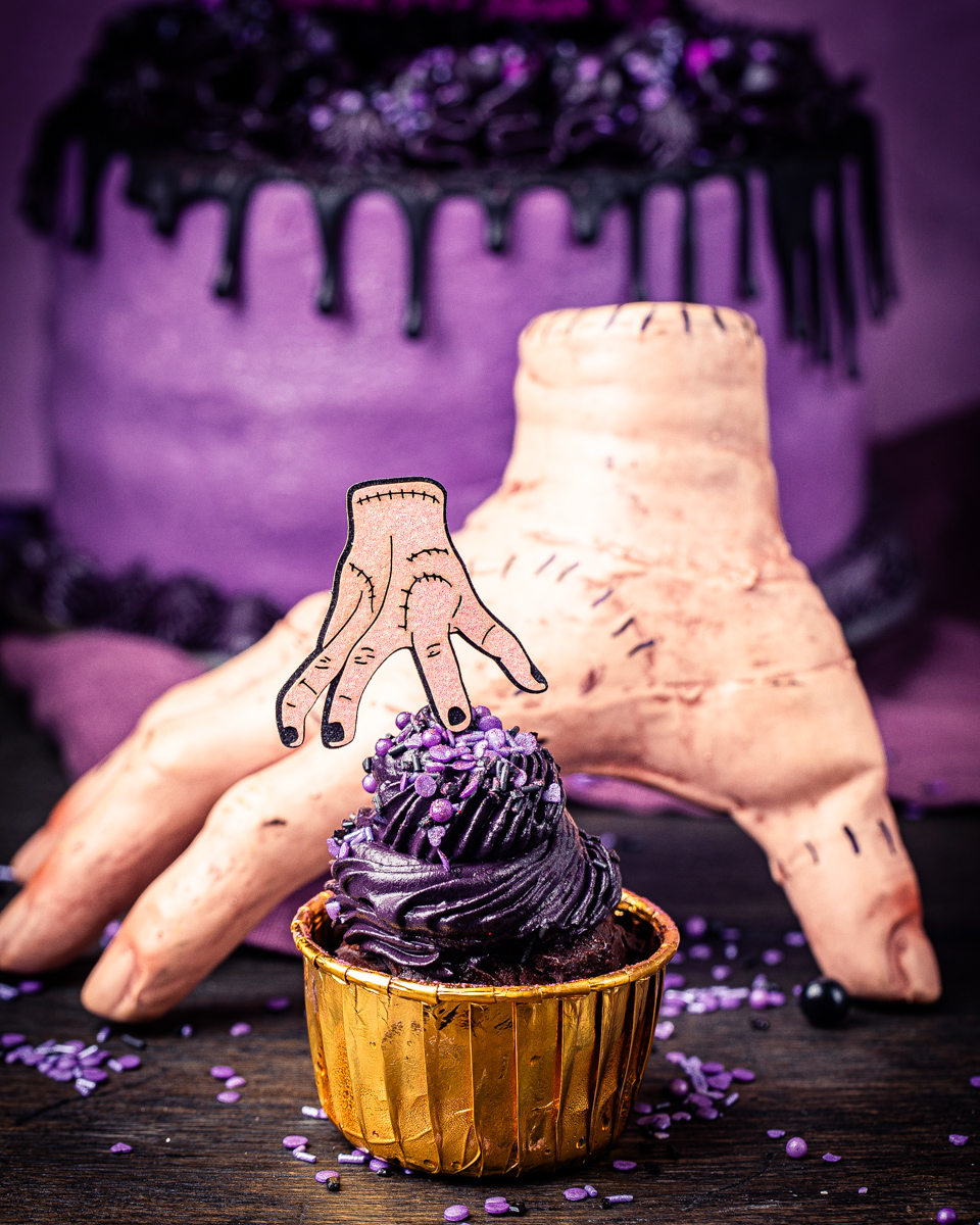 Wednesday Cupcakes Muffins Torte Geburstagstorte Serie Grusel Lila Schwarz Addams family Cake netflix Eiskaltes Händchen