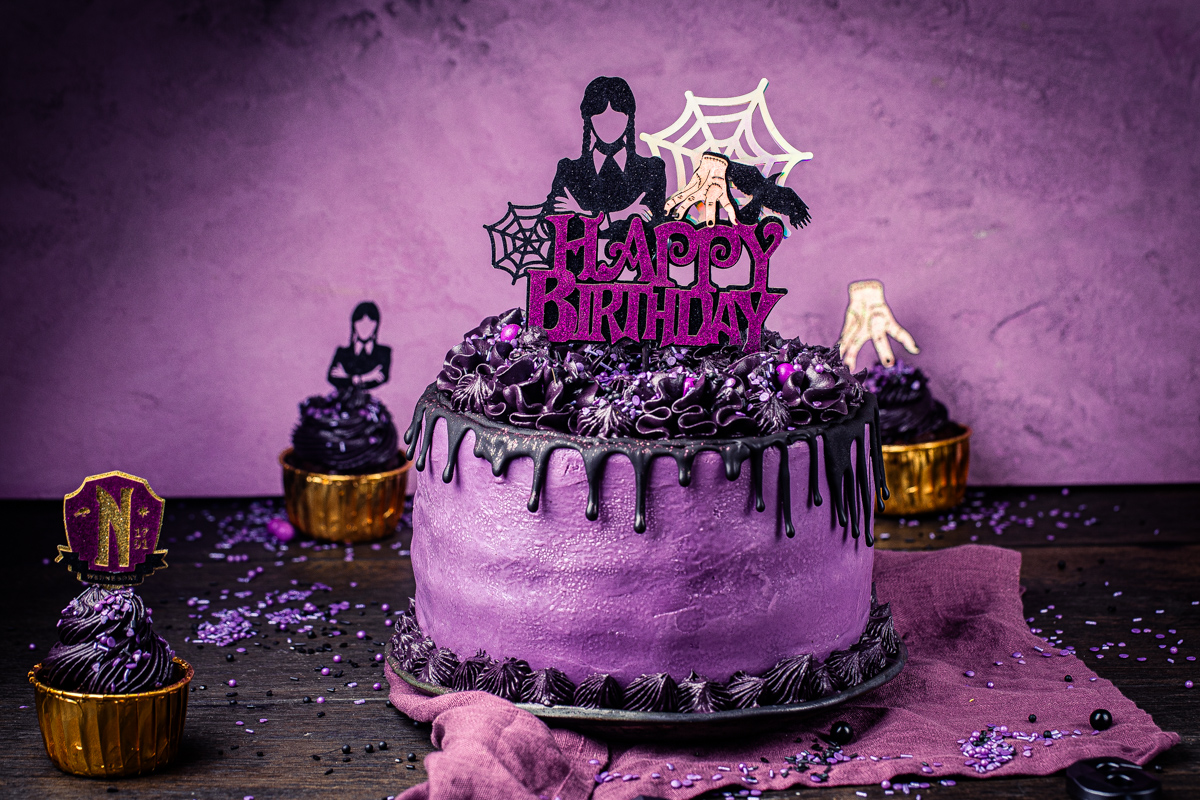 Wednesday Torte Geburstagstorte Serie Grusel Lila Schwarz Addams family Cake netflix Eiskaltes Händchen